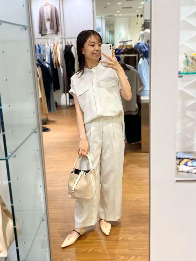 〈トップス〉
ROSSOのブラウス
お店で大人気のアイテムです！
温かみのあるオフホワイトが肌馴染みよく
身幅もゆったりなのに細見えしたり
ポケットのおかげでインナーラインも響きにくく
お仕事にピッタリ！！
カジュアルにデニム合わせで着る感じも可愛かったです◎
