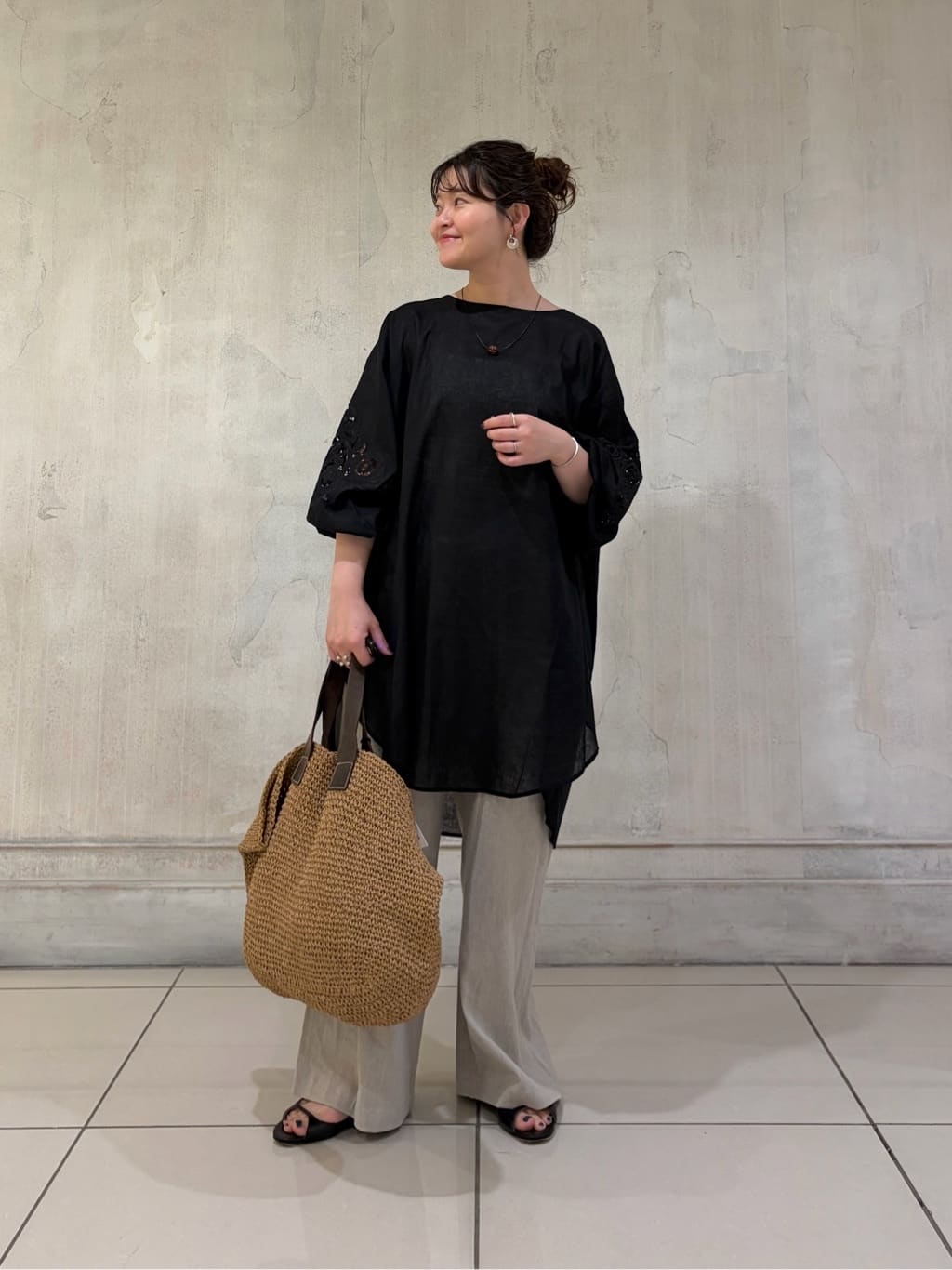 157cm ウェーブ ブルベ夏
【チュニック】Fサイズ
お袖のカットワークが華やかなチュニック
最近お尻隠れるチュニック丈って少ないので、ありがたい長さです🙏✨
お袖にゴムが入っているので邪魔にならず動きやすいです！
裾にスリットもあるのでワイドパンツ合わせももたもたしません◎



【パンツ】1サイズ
下半身ポチャさんの味方、ウエストリブシリーズよりリネン素材が入荷しました！
サラッとした素材感で真夏にも🙆‍♀️
白いパンツは抵抗ある…という方でもこの色味なら挑戦しやすいと思います！
157cmで1サイズですが、いつものウエストリブシリーズより少し丈が長めです！