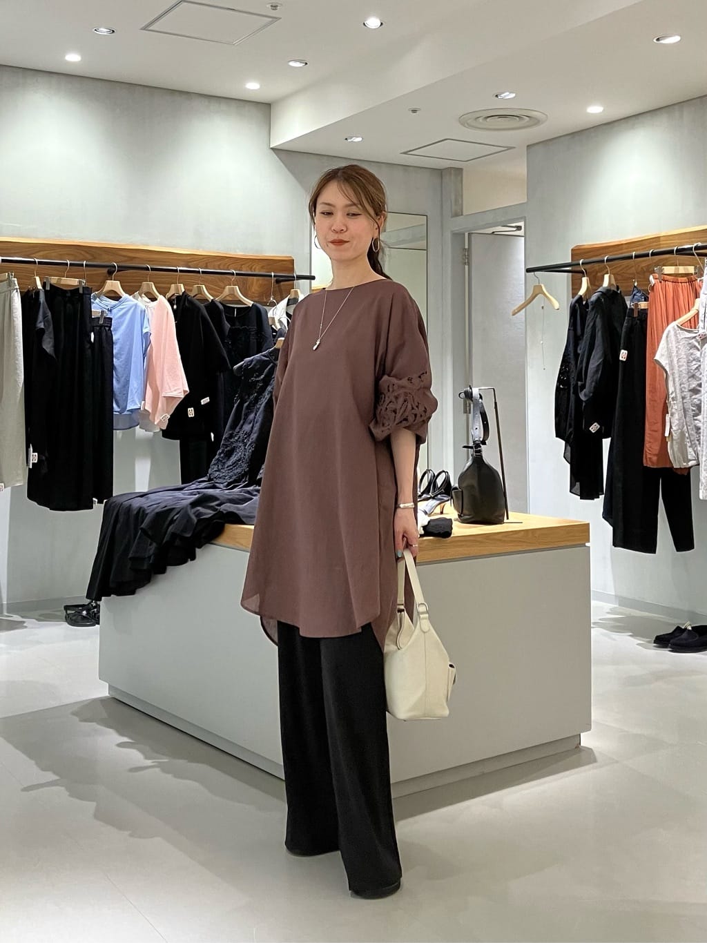 155cm ウェーブ イエベ秋
綿麻素材で、柔らかく軽い着心地のチュニック✨️
とろみのあるパンツと合わせてリラックスコーデがおすすめ◎

お袖にカットワークデザインがあるから風通りもよく涼しく着ていただけます。

【トップス】カットワークチュニック
【パンツ】ストレッチジョーゼットパンツ
【バッグ】《本革》フロントポケットBag
【ネックレス】ボトルネックレス
【サンダル】トゥリングサンダル