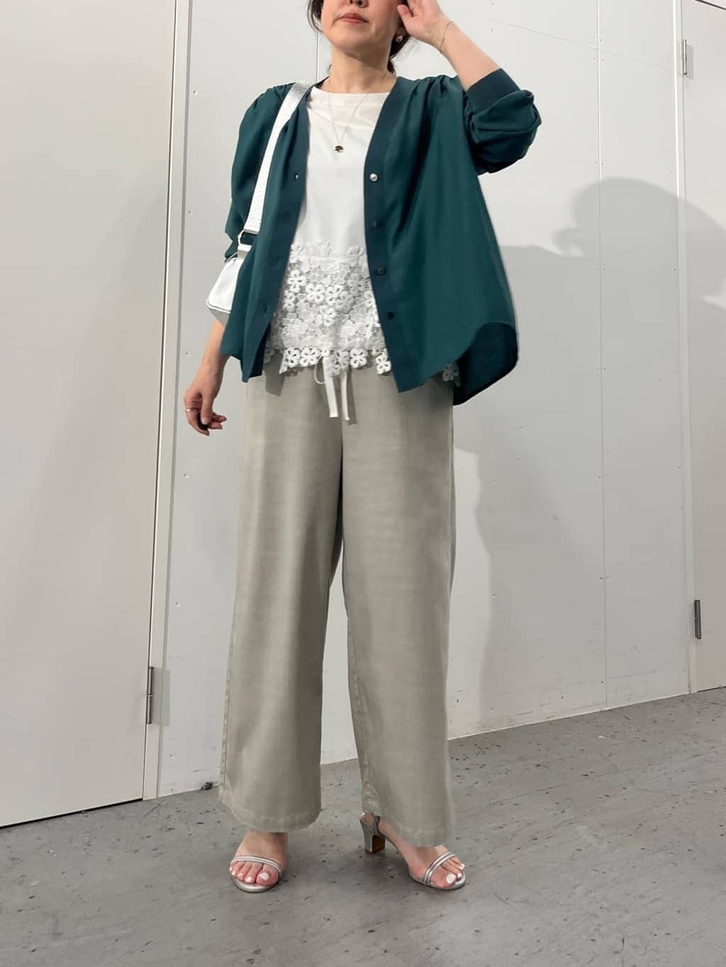 160cm ストレート イエベ春
シアーブラウスカーデ（グリーン）

ほどよい透け感のある軽やかなブラウスカーデ。

グリーンは落ち着きがありつつも、コーディネートにさりげなく変化をつけてくれるカラー。
実際に着てみると主張しすぎず、顔まわりが少し明るく見える印象でした。

生地が軽く、骨格ストレートの私でも上半身に厚みが出にくいのもポイント。
気になる二の腕もふんわり覆ってくれるので、安心して羽織れる一枚です。

前を開けて着ることで縦のラインが出て、全体がすっきりまとまりやすく感じました。

--------------

裾レースフレンチカットソー（ホワイト）
裾にレースをあしらったフレンチスリーブのカットソー。

インナーとして使いやすく、レースが少し見えるだけでシンプルなコーデに奥行きが出ます。
フレンチスリーブなので一枚だと二の腕は少し気になりますが、羽織りを合わせるとバランスよく着られました。

腰まわりにかかるレースが、お腹まわりをやわらかくぼかしてくれるのも着やすいポイント。
ホワイトでものっぺりせず、軽さをプラスしてくれます。

--------------

マルチウエストリブパンツ
（ライトグレー／1サイズ）
ウエストリブ仕様でストレスフリーに履けるパンツ。

ライトグレーは重たくならず、全体をやわらかくまとめてくれるカラー。
実際に履いてみると、お腹まわりはリブがしっかり支えてくれるので安心感があり、ぽっこり感も気になりにくい印象でした。

シルエットも体のラインを拾いすぎず、骨格ストレートでもすっきり見えやすいバランス。
楽さと見え方を両立しやすい一本です。

--------------

ミニレザーボディバッグ（シルバー）
コンパクトなサイズ感のレザーボディバッグ。

シルバーを合わせることで、グリーンやライトグレーのやわらかい色合わせに、ほどよい抜け感が出ます。
斜めがけにすると視線が上に上がるので、上半身の間延びを防いでくれるのもポイント。

コーディネートに自然になじみながら、さりげないアクセントになります。

--------------

グリーンをポイントにした、やわらかいトーンのコーディネート。

実際に着てみると、
・二の腕はカーデで自然にカバー
・お腹まわりはレースとリブパンツでやわらかくぼかし
・全体は縦のラインを意識してすっきり

と、気になる部分を無理なくカバーできるバランスでした。

骨格ストレートでも上半身に厚みが出にくく、重ね着しても軽く見えるのが印象的。
カラーも強すぎないので、普段あまり色物を選ばない方にも取り入れやすい組み合わせです。