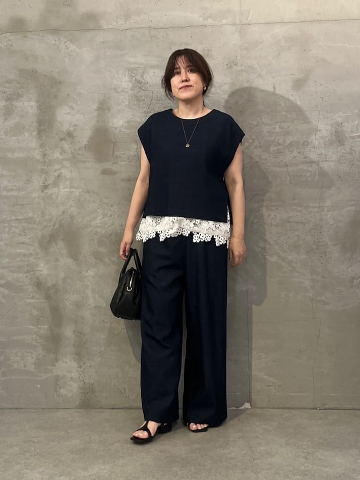 160cm ストレート イエベ春
裾レースフレンチカットソー（ホワイト）
フレンチスリーブでさりげなく二の腕をカバーしつつ、
裾の立体レースでしっかり華やか。

シンプルなカットソー感覚で着られるのに、
一枚で“ちゃんと見える”のが嬉しいポイントです。

白でものっぺりせず、
軽やかに着映えする一枚。

--------------

ショートベスト（インディゴ／1サイズ）
重ねるだけでコーデがぐっと引き締まるショートベスト。

目線が上がるのでバランスが取りやすく、
シンプルなトップスも一気にこなれた印象に。

インディゴの深みで、全体をすっきりまとめてくれます。

--------------

マルチウエストリブパンツ（インディゴ／1サイズ）
ウエストリブでラクな穿き心地なのに、
きちんと見えも叶う一本。

インディゴで統一することで、
コーデにまとまりが出て、すっきり見え。

動きやすさときれい見え、どちらも欲しい日に。

--------------

シンプルになりがちな季節に、
“ちゃんと素敵に見える”バランスが欲しいときに。

白のカットソーは軽さが出る分、
のっぺりしがちだけど、

この一枚は裾のレースでしっかり華やかさが出るから
一枚でも物足りなくならないのがポイント。

そこにインディゴのベストとパンツを合わせることで、
全体がきゅっと引き締まってバランスよくまとまります。

ベストを重ねるだけで、
いつものトップスも一気にこなれた印象に。

パンツはラクなのにきちんと見えするので、
頑張りすぎてないのにちゃんと整う仕上がりに。

シンプルだけど、どこか雰囲気がある。
こういう組み合わせは、つい頼りたくなります