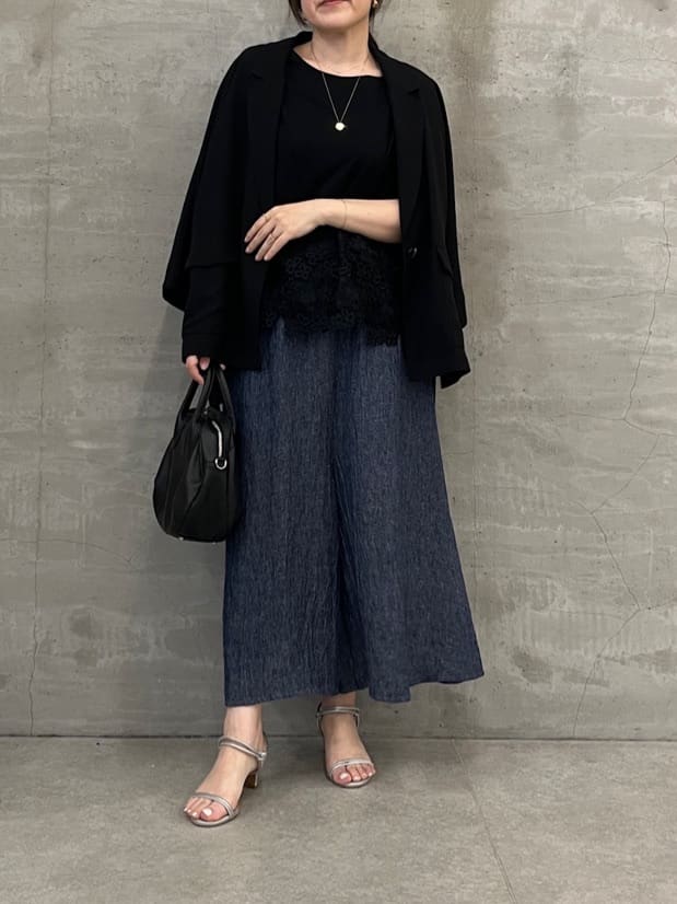 160cm ストレート イエベ春

リラックスジャケット（ブラック）※肩がけ
ジャケットなのに、カーディガンみたいな軽さ。

肩にかけても重たさを感じなくて、
気温調整にも使いやすい一枚。

きちんと見えるのにラク、
このバランスが今の自分にちょうどいい。

--------------

裾レースフレンチカットソー（ブラック）
気になる二の腕はさりげなくカバーしつつ、
レースでちゃんと華やかさもプラス。

肌あたりもやわらかくて、
ストレスなく着られるのが嬉しいポイント。

“ラクなのにちゃんと素敵”が叶うトップスです。

--------------

リネンデニムサルエルパンツ（インディゴ／1サイズ）
締め付け感がなくて、とにかくラク。

でもリネン混の軽さと落ち感で、
カジュアルすぎずちゃんと整うシルエット。

動きやすくて、穿いていてストレスがないから
自然と手に取る回数が増える一本です。

--------------

ラウンドミニボストンバッグ（ブラック）
コーデ全体を引き締めてくれるブラック。

コンパクトなのにしっかり入って、
どんなスタイルにもなじむ使いやすさ。

迷ったらこれ、な安心感のあるバッグです。

--------------

最近は、見た目だけじゃなくて
“着ていてラクかどうか”がすごく大事。

このコーデは
どのアイテムも軽くてストレスがなくて、
でもちゃんと見えるのがポイント。

ジャケットは肩にかけても負担にならない軽さで、
トップスもやわらかくて肌あたりがいい。

パンツは締め付け感がなくて、
一日穿いていてもラクなのにシルエットはきれい。

頑張ってないのに整って見えるから、
自然とこればかり選びたくなる。

無理せず着られて、ちゃんと素敵に見える。
今の自分にちょうどいいのは、こういう服。