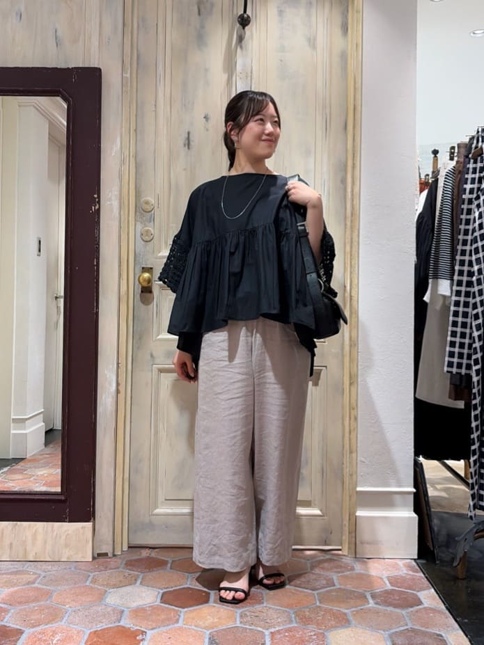159cm ウェーブ イエベ春
・ソデクロシェブラウス

ふんわりとしたシルエットの
女性らしいブラウス。
袖口にクロシェのレースが施されており
目を惹くデザインです。