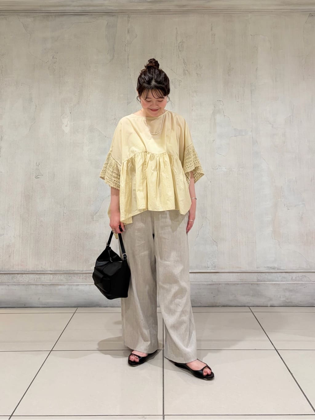 157cm ウェーブ ブルベ夏
【ブラウス】Fサイズ
お袖のクロシェがオシャレなブラウス
ハンドメイド感があり、コットンの素材とよく合います✨
全体的にゆったりとしたサイズで体にピッタリとしないリラックス感◎
袖からも下からも風が入るので、真夏も涼しく過ごせますよ✨
胸すぐ下からのギャザーなので、広がりすぎず太って見えるってこともないです！


【パンツ】1サイズ
下半身ポチャさんの味方、ウエストリブシリーズよりリネン素材が入荷しました！
サラッとした素材感で真夏にも🙆‍♀️
白いパンツは抵抗ある…という方でもこの色味なら挑戦しやすいと思います！
157cmで1サイズですが、いつものウエストリブシリーズより少し丈が長めです！