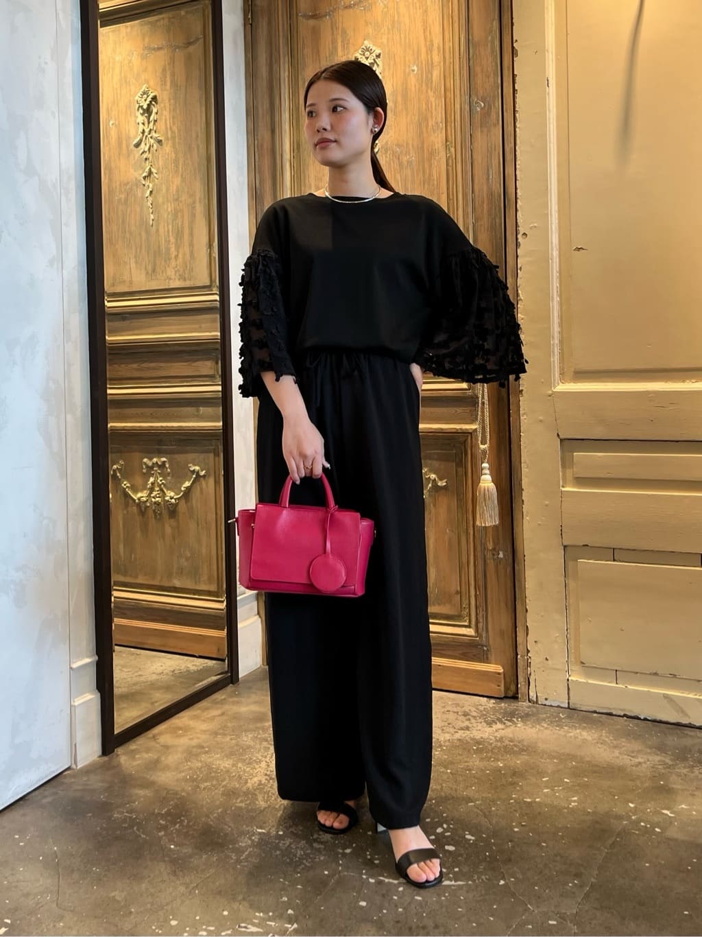 157cm ウェーブ イエベ秋
【tops】
身頃には伸縮性のあるカットソー素材を使用し、快適な着心地に仕上げたプルオーバー。
袖にはチュール素材と、チェリーモチーフが連なる繊細なレースをあしらい、動くたびに表情の出るデザインが魅力的。
ベルスリーブのように広がる袖は、肘が隠れる安心感のある丈感で、さりげなく腕まわりをカバー◎

【bag】
品よく持てる、上質なミニハンドバッグ。
クラシカルなボストン型にフラップデザインを合わせることで、きちんと感のある佇まいに仕上げました。
本体には肌なじみの良い上質感が魅力のカウレザーを使用、裏地にはポリエステル素材を採用し軽やかさと耐久性を両立。