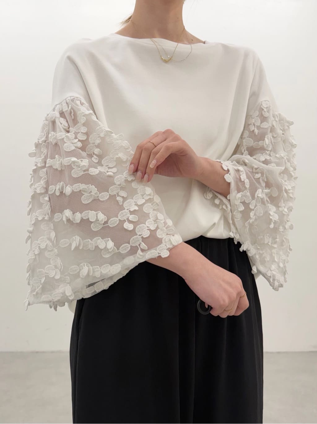154cm ウェーブ イエベ春
【トップス】着用サイズ：F

袖にはチュール素材と、チェリーモチーフが連なる繊細なレースをあしらい、動くたびに表情の出るデザインが魅力◎
肘が隠れる安心感のある丈感で、さりげなく腕まわりをカバーしてくれます。
154cmの私はインするとバランスよく着られました。

【パンツ】着用サイズ：PM

ウエストがゴムで楽に穿けるパンツ。
やや光沢のある生地で落ち感もあるので、脚がスラッと綺麗に見えます◎
また、シワにもなりにくく普段使いからお仕事、旅行にも使えて万能です。
サイズ展開が豊富でお好みのサイズを選べます◎
154cmでPMサイズを着用し、フルレングスの丈感。
ひとつ折って穿くとちょうど良い丈感でした。