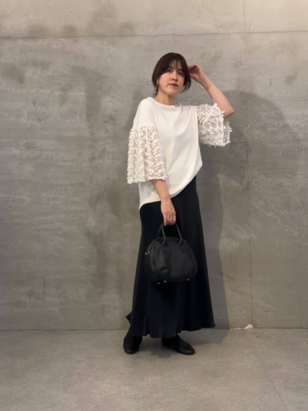 160cm ストレート イエベ春
チェリープルオーバーのホワイト。
一見すると花びらのような柄で、よーく見るとチェリー。
モチーフものだけど主張しすぎず、「可愛くなりすぎない」のがポイントです。
モチーフに抵抗がある方でも、これは取り入れやすい一枚だと思います。

バックテールスカートのブラック・1サイズ。
前はすっきり、後ろに向かって流れるシルエットで立体感が出るデザイン。
トップスに軽さや遊び心があっても、全体をきれいめにまとめてくれます。

ラウンドミニボストンのブラック。
コロンとした丸みのある形で、ホワイト×ブラックのコーデをやわらかく中和。
きれいめにもカジュアルにも使いやすい万能バッグです。

⸻

モチーフトップスはちょっと勇気がいる…
そんなときは、ボトムと小物をブラックで揃えると安心。
「よく見ると可愛い」くらいのさじ加減なら、
大人も無理なく楽しめますよ☺️