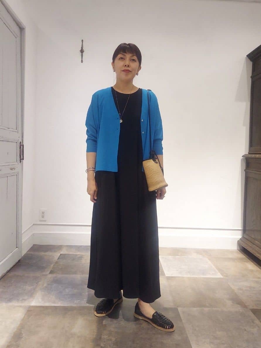 162cm ストレート ブルベ冬
肌触りもよく、さらっとして着心地の良いジョーゼットワンピース。
サイドにポケットがあるのも魅力的！
ノースリーブで腕出すのに、抵抗ある方は、サラっとカーディガンを羽織るだけで、雰囲気も変わって冷房対策にもあるのでおすすめです。
爽やかなカラーで合わせて一気に夏コーデに！
ご旅行にもおすすめなコーディネートです。
