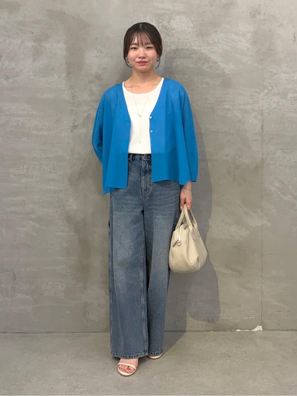 152cm ウェーブ イエベ春
【tops 】
肌離れの良い、名前の通りさらっとした素材のカーディガン。

肘が隠れる袖丈ですが、涼しく着られます。

前後差があり、スリット入りで、小柄さんでもスッキリ着られます。

【inner】
シーズンレスで使える、伸縮性のあるシャツ素材インナー。

裾とアームホールが切りっぱなしのデザインで、レイヤードコーデにもおすすめ。

【pants】
ゆったりとしたシルエットが、ラインを拾わない。

サイズが4サイズ展開で、152cm0サイズ着用。
丈詰めなしで、甲に乗るくらいの着用感。
