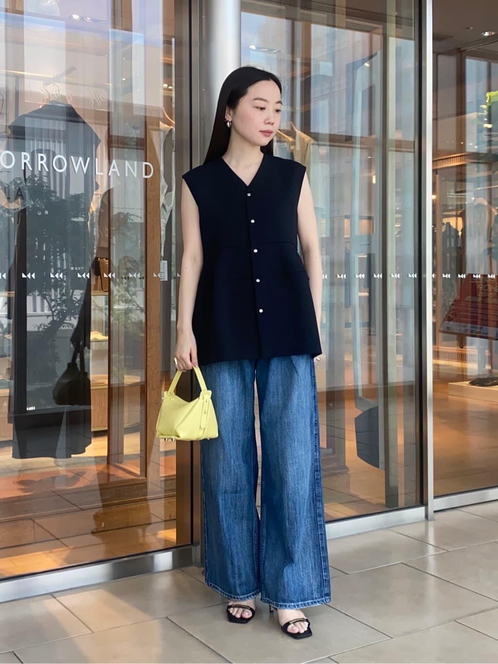 身長158㎝　〈Ballsey〉
スティフダブルクロス バレルヘムブラウス。
立体感のあるバレルシルエットが印象的なジレブラウスです。
すっきりとしたネックラインに、裾へ向かってほど良く広がるフォルムが、シンプルながら存在感のある一着です。
前後どちらでも着用が出来き、ボタンを開けて羽織りとしても活用できます。
ハリのある素材が美しいシルエットを惹き立て、着用するだけで着映えするデザインです。