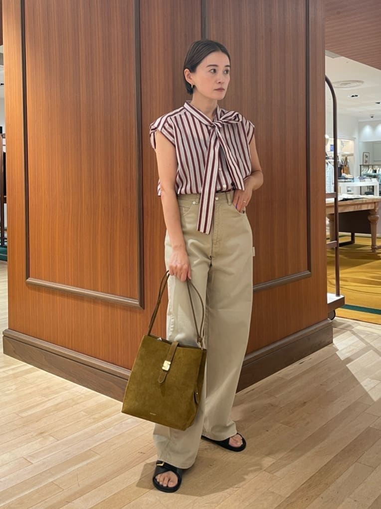 身長160㎝　ブラウスは品の良い透け感と空気を含んだような軽やかさが魅力です。
ボウタイがカジュアルになり過ぎず、上品な印象にまとめてくれて、シンプルになりがちな夏の装いのポイントになってくれるアイテムです。