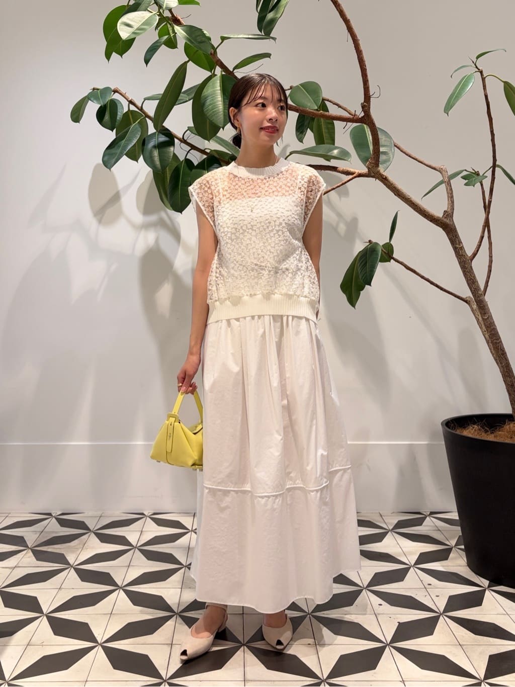 身長165㎝　ラメ糸が入ったスズラン柄の刺繍が華やかな〈Ballsey〉チュールエンブロイダリーシリーズ。
コンパクトながら丸みのあるシルエットで、アウトスタイルでも綺麗にお召しいただけます。
一枚ではもちろん、ジャケットインナー等にもおすすめ。

夏らしい爽やかなオールホワイトスタイルにしました。