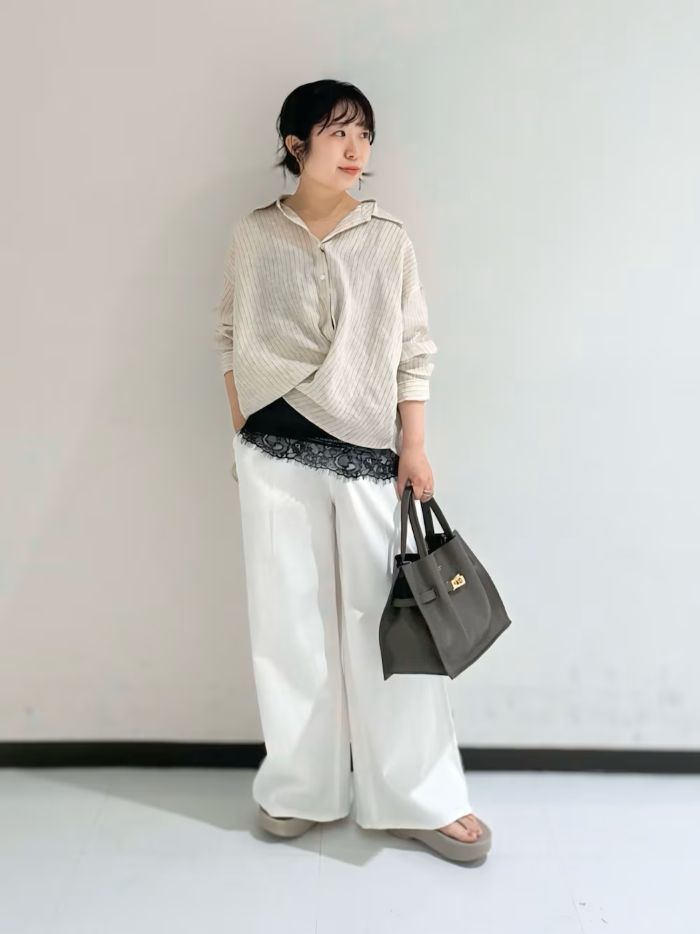 毎年買い足したくなるアーバンリサーチの名品、リネンシャツです。
今年はカシュクールにも出来て雰囲気を変えて楽しめます。

さらりと気持ちよく、夏でも涼しく肌にぺたつくことなく着用出来るので紫外線や冷房対策に１枚あると便利です。
ヒップがしっかり隠れる長めのデザイン。
