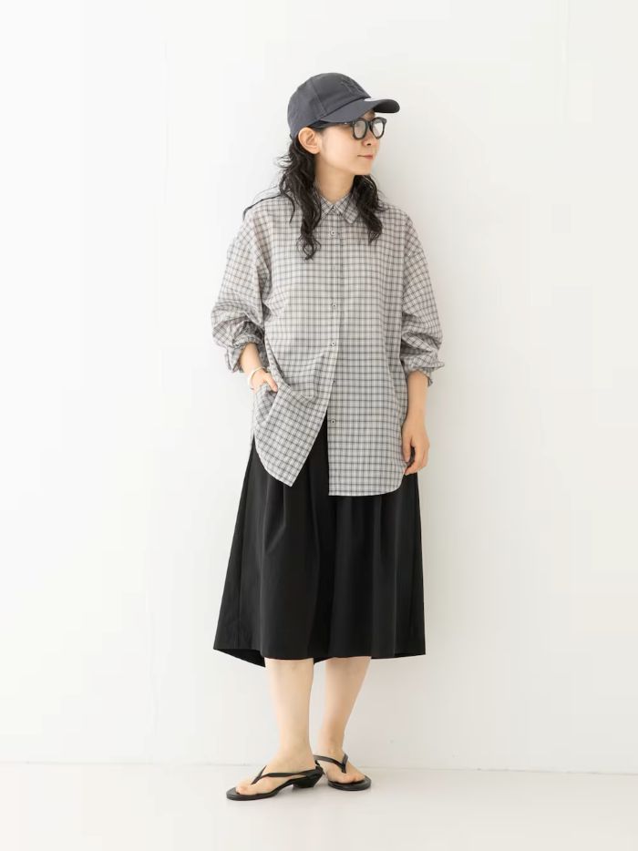 ・PANTS
ナイロン素材をメインに使用したアクティブショーツ。
私の身長でふくらはぎにかかる丈感。
シャカっと軽やかな生地感で、撥水・吸水速乾・UVカット機能付き。
夏のレジャーはもちろん、デイリーのリラックススタイルにもぴったりです。