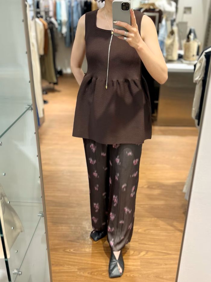 トップスのニットは黒をリアルバイしていて、
シルエットが可愛いのですごく気に入っています♪

ブラウンも気になって着てみました！
ブラックとは一味違った少し優しい雰囲気が漂います〜