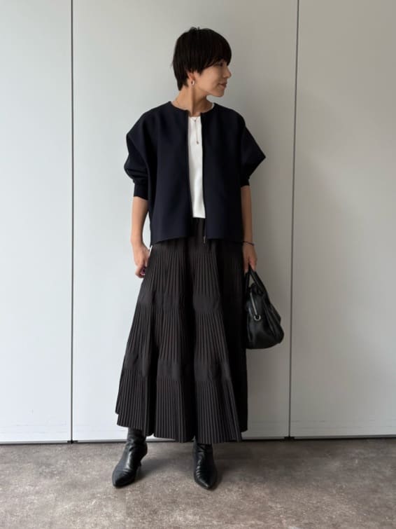 159cm ストレート イエベ春
ジップ仕様で甘さをおさえたクールな印象。
一枚でプルオーバーとしても、アウター感覚で羽織りとしても使える万能アイテムです。

なめらかで目の詰まったハイゲージニットは、きちんと感を演出してくれます。
肩に切り替えのないドルマンスリーブで、ゆったりと動きやすくリラックス感のある着心地。
背中側のサイドに入ったタックが、後ろ姿にさりげないニュアンスをプラスします。

インナー　0サイズ
人気のTブラウスからタンクトップバージョンが出ました。
透けにくいので、メインでも着れるし、レイヤーでも使えます。
ストレッチも効いていて着心地も◎。

スカート　1サイズ
プリーツデザインですが、広がらずスッキリ履いていただきます。
ウエストもゴムで楽ちんです。
シワにならず旅行にもオススメです。