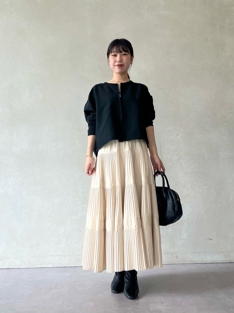 151cm ストレート イエベ秋
Sサイズ

人気のトップスにSサイズが登場！

freeサイズと比べてよりすっきりと着れる丈感でした◎

ワイドなパンツやフレアーなスカート合わせも。

少しだけファスナーを開けてVのシルエットを作ると
よりすっきり見えを叶えてくれます。

【 skirt 】freeサイズ

一枚で着映えするプリーツ×ティアードのスカート。

151cmで足首が見える丈感で
低身長でもすっきりと着ることができました。

裏地付きなので、安心して着ることができます。