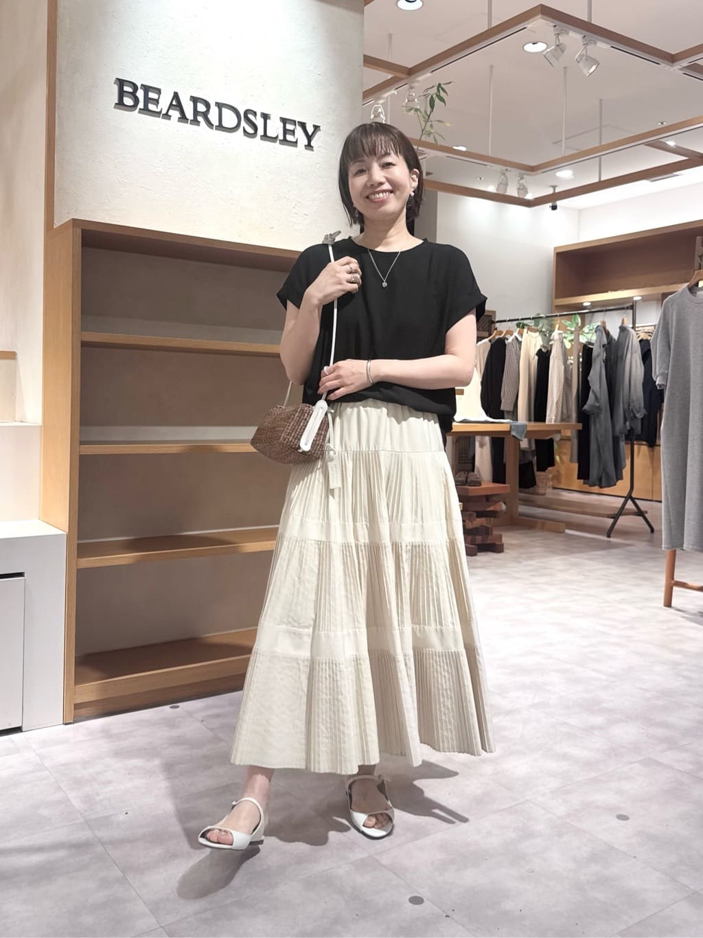 160cm ウェーブ イエベ春
【ブラウス】Fサイズ　ブラック着用
薄くてとてもソフトなジョーゼット素材。
カットソーのようなデザインで合わせやすく、きちん感もあるのでジャケットのインナーにも使えます。


【スカート】Fサイズ着用
細やかなプリーツが上品！ティアードデザインで途中で抑えてあるため、広がらずきれいなAラインに。
もともとワンサイズだったため、Mサイズくらいのこちら。普段L寄りでしたらサイズ2の方がゆとりがあります。

【バッグ】イタリア発のブランド
カコバッグの風合いと、レザーストラップのきれいめ感のミックス具合がかわいいショルダーバッグ。とても軽いです。
折財布、カードケース、スマホ、ミニポーチなどが入ります。

【サンダル】38インチ着用
底敷のクッションが柔らかくてとても履きやすいです。
