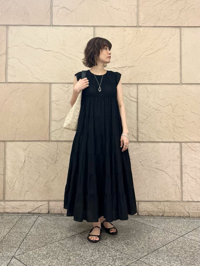 人気のワンピース♪
夏のご旅行から普段まで着れます！
ティアードの甘さもありつつ、黒だと他のカラーに比べてクールな雰囲気もあります〜
