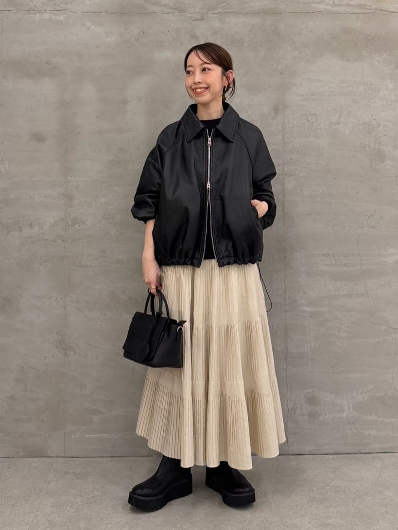 154cm ウェーブ イエベ春
【ブルゾン】着用サイズ：1

柔らかい羊革を使用したレザーブルゾン。
程よくゆとりのあるオーバーシルエットで、羽織るだけでスタイリングに抜け感が出ます。
裾のドロストコード絞れば、丸みのあるシルエットも楽しめます◎
154cmでヒップにかかる丈感で、ちょうどよいサイズ感でした。

【スカート】着用サイズ：F

細いプリーツで広がらず、甘くなりすぎないティアードスカート。
適度なハリがありシワの気になりにくい生地なので、安心して着用できます◎
154cmでFサイズを着用し足首が出る丈感です。