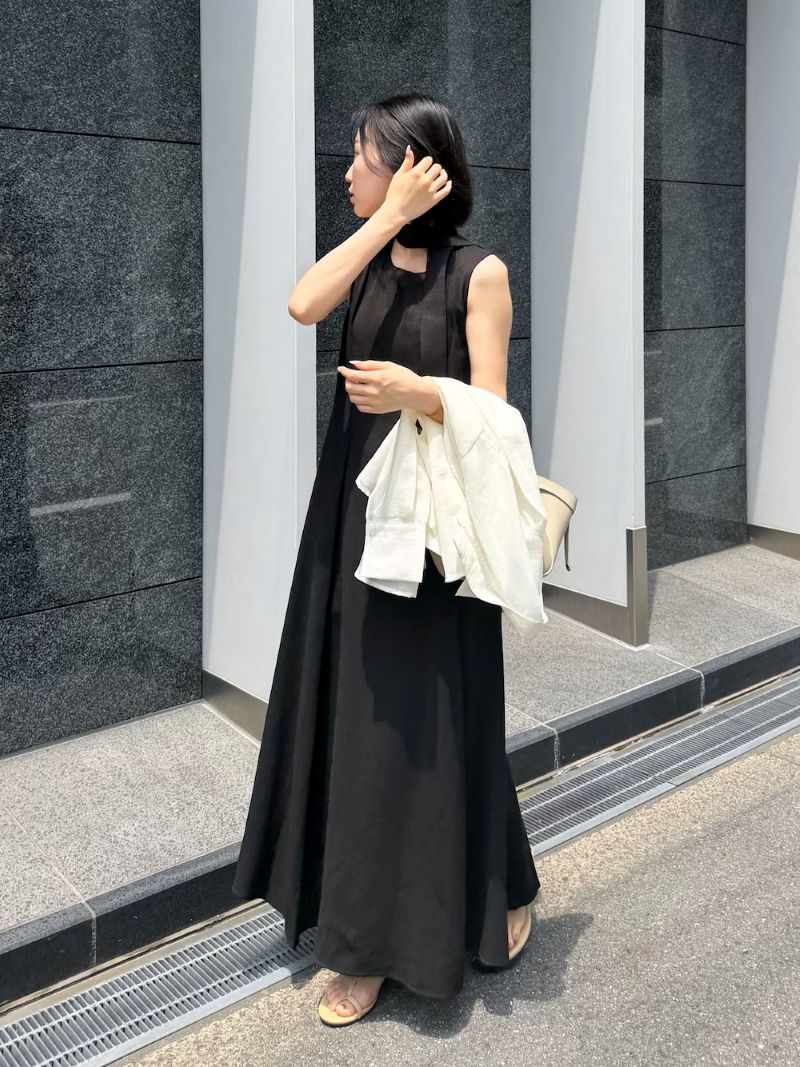 一枚で着映える美しいフレアシルエットのワンピースと、軽やかなシアー素材のスキッパーシャツ。
デイリーからお出かけまで幅広いスタイリングで活躍する万能な組み合わせです。