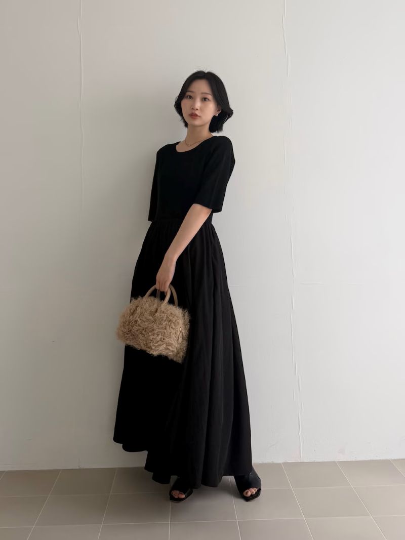 フィット＆フレアの美しいコントラストが魅力の、2WAY仕様のニットドッキングワンピース。
前後で異なるネックラインを楽しめる2WAYデザインは、抜け感のある着こなしからきれいめな印象まで、その日の気分やシーンに合わせたアレンジが可能です◎