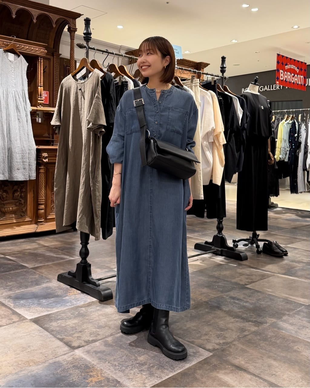 153cm ウェーブ イエベ秋
one-piece:
ツヤ感と落ち感のあるデニムワンピース。
デニムだけどカジュアルすぎず使えて、軽いのに透け感もなし◎
滑らかな肌触りで着やすく、体のラインを拾わずすとんと落ちてスッキリ見えするシルエット。
袖口がリブでたくしあげやすいのも嬉しいポイント◎

※0サイズのサンプルを着用しており、こちらの着丈より3cm程短くなります。