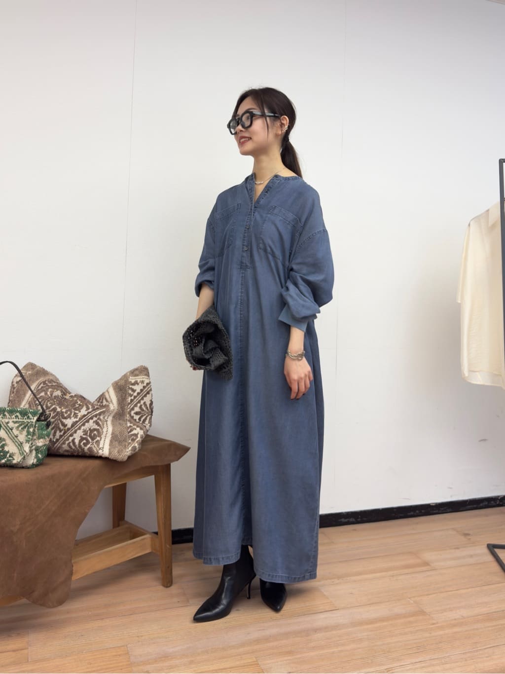 157cm ウェーブ ブルベ冬
157センチで1サイズ着用
くるぶし辺りの着丈でした。

とても柔らかいデニム生地で着心地が良いワンピースです。
ゆったりサイズではあるのですが、着ると落ち感があるのでシルエット綺麗に着られました。
袖はリブになっているので、捲ってふんわりとさせるのもオススメです。