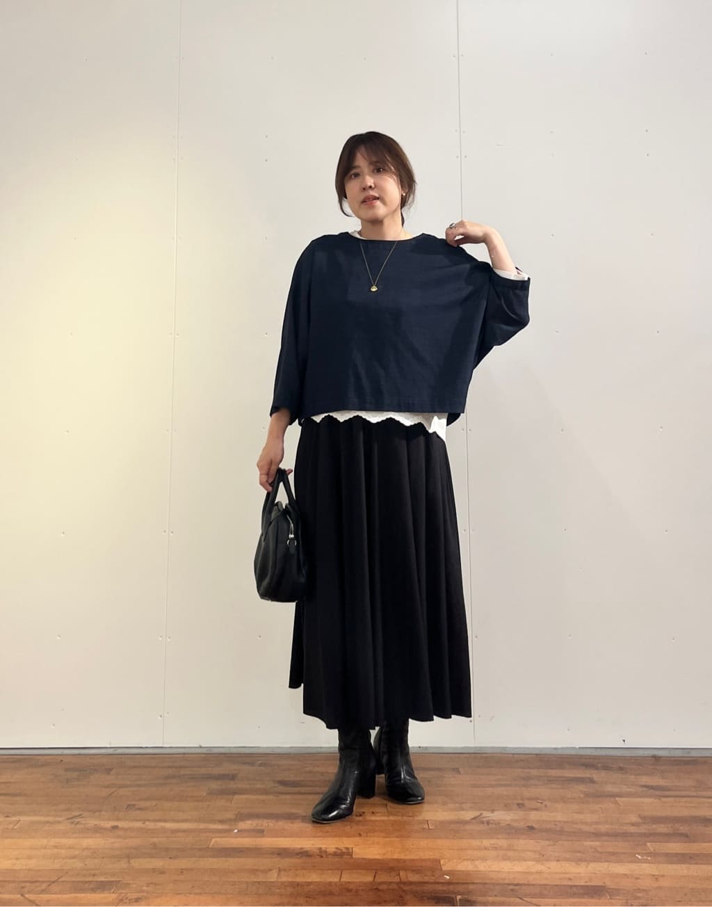 160cm ストレート イエベ春
マルチ前後プルオーバー（インディゴ／1サイズ）

前後どちらでも着られる2WAY仕様のプルオーバー。

インディゴはデニムライクな表情がありながら、落ち着いた雰囲気で大人っぽく着られるカラーでした。

実は、ビアズリーで人気の**「マルチウエストリブパンツ」**と同じ生地を使用。

やわらかく、肌なじみのいい素材なので、実際に着てみると見た目以上にラクな着心地でした。

ほどよくゆとりがあり体のラインも拾いにくく、前後どちらでも着られるので、その日の気分に合わせて着こなしを楽しめるのも魅力です。

シンプルですが、一枚で存在感のあるアイテムでした。

--------------

ツブツブフロント刺繍カットソー（ホワイト）

フロントの立体的な刺繍が目を惹くカットソー。

ホワイトなので顔まわりが明るく見え、インディゴとのコントラストもきれいでした。

裾が少しのぞくことでコーディネートに軽さが生まれ、一枚でもインナーとしても活躍してくれます。

--------------

サーキュラーギャザーパンツ（ブラック／1サイズ）

たっぷりと入ったギャザーが魅力のサーキュラーパンツ。

実際に履いてみると、ゆとりのあるシルエットで脚のラインを拾いにくく、とてもラクな穿き心地。

歩くたびにきれいな動きが出るので、シンプルなトップスを合わせるだけでも雰囲気のあるコーディネートになりました。

--------------

ラウンドミニボストンバッグ（ブラック）

丸みのあるフォルムが特徴のミニボストンバッグ。

ブラックを合わせることでコーディネート全体が引き締まり、インディゴカラーがより引き立ちました。

--------------

インディゴ×ブラックでまとめた、大人のカジュアルコーディネート。

実際に着てみると、

・人気のマルチウエストリブパンツと同じやわらかな生地で着心地がラク
・前後2WAYで着こなしを楽しめる
・ホワイトインナーがコーデに軽さをプラスしてくれる
・サーキュラーギャザーパンツで動きのあるシルエットに
・ブラック小物で全体が引き締まる

と、着心地の良さと着回し力をどちらも楽しめる組み合わせでした。

「ラクな着心地は譲れない。でも一枚でサマになる服が欲しい。」

そんな方にも取り入れやすいコーディネートです。