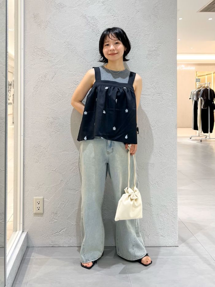 ⚪︎ビスチェ
ブラックの生地に淡いブルーの刺繍がとっても可愛いです！セットアップのパンツ合わせもおすすめです◎

⚪︎WIDEレッグアジャストデニム
太めのストレートはゆるっと感もありながらすっきりと見せてくれます。
