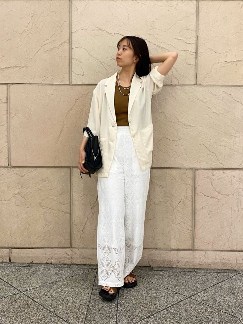 〈ジャケット〉
URBANRESEARCHのジャケット
テロテロ素材でシャツ感覚で羽織っていただけます！
かたくなりすぎずカジュアルに
気軽に羽織れるのが良い！◎