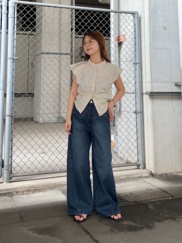 デザイン性のあるブラウスには、
シンプルにデニム合わせもオススメです♪

腰回りがスッキリしているので
ワイドなパンツ合わせが
バランスよく着ていただけます！
