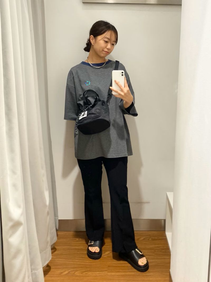 きちんと感のあるルックスと、ストレスフリーな穿き心地を兼ね備えたフレアパンツ。
ウエストは総ゴム仕様ながら、ギャザーを抑えることで腰まわりをすっきり見せ、トップスインもスマートに決まります！
デイリーに取り入れやすく、お手入れのしやすさも魅力です◎