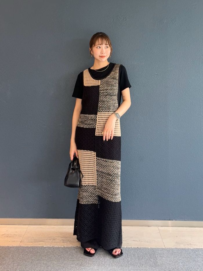 新作のパッチワークのワンピースを使ってコーデを組みました！

ノースリーブ合わせも可愛いですが、コンパクトめなTシャツとの合わせも抜群です。

1枚でお洒落見えするのでとってもオススメです！