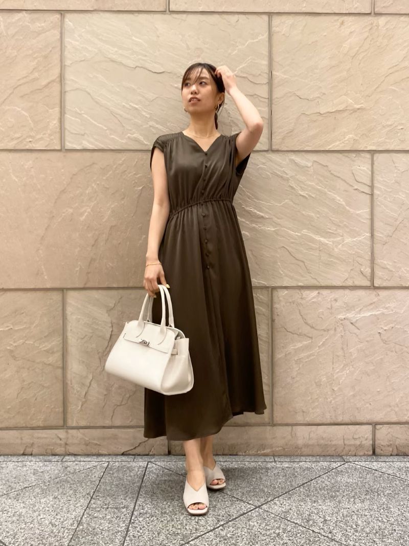 〈ワンピース〉
ROSSOのキレイめワンピース
肩がすっぽり隠れるデザインで
華奢に見えるフォルムが◎
ツヤツヤの素材ですが
この細かいプリーツのような生地のおかげで
ドレッシーになりすぎず使えるのが嬉しい！！