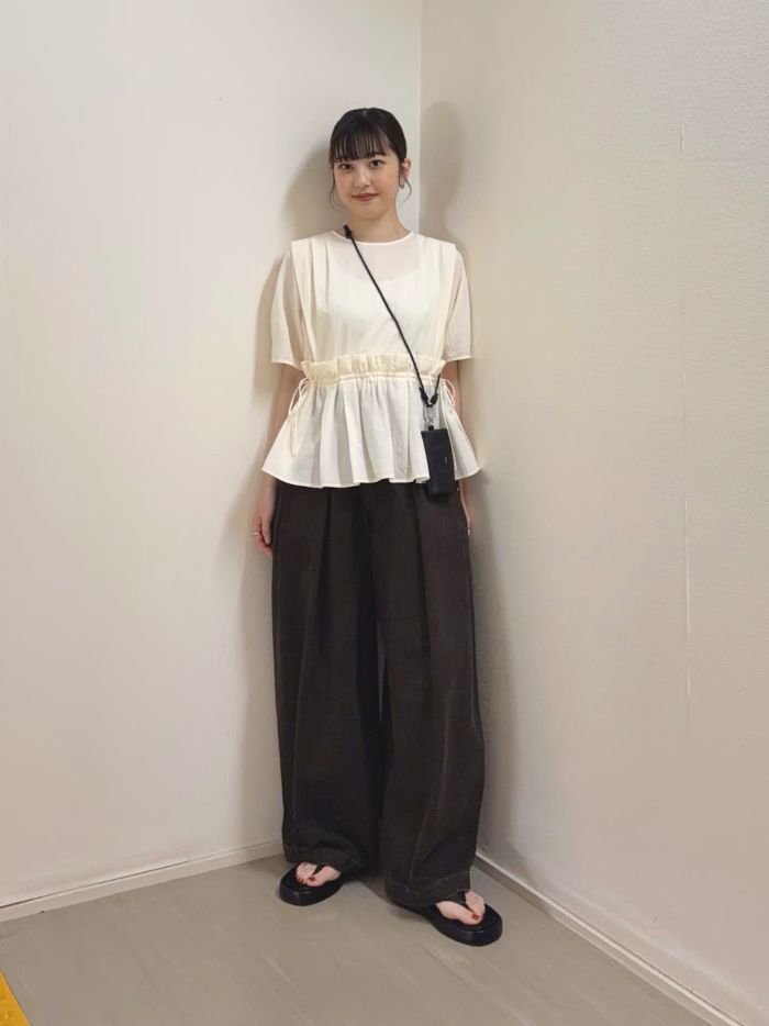 大人かわいく着れるブラウス！

合わせるボトムスによって
ウエストの絞り具合を調節して頂くと〇
ワイドパンツでもメリハリのあるコーデになります！
スタイルアップ効果も！
