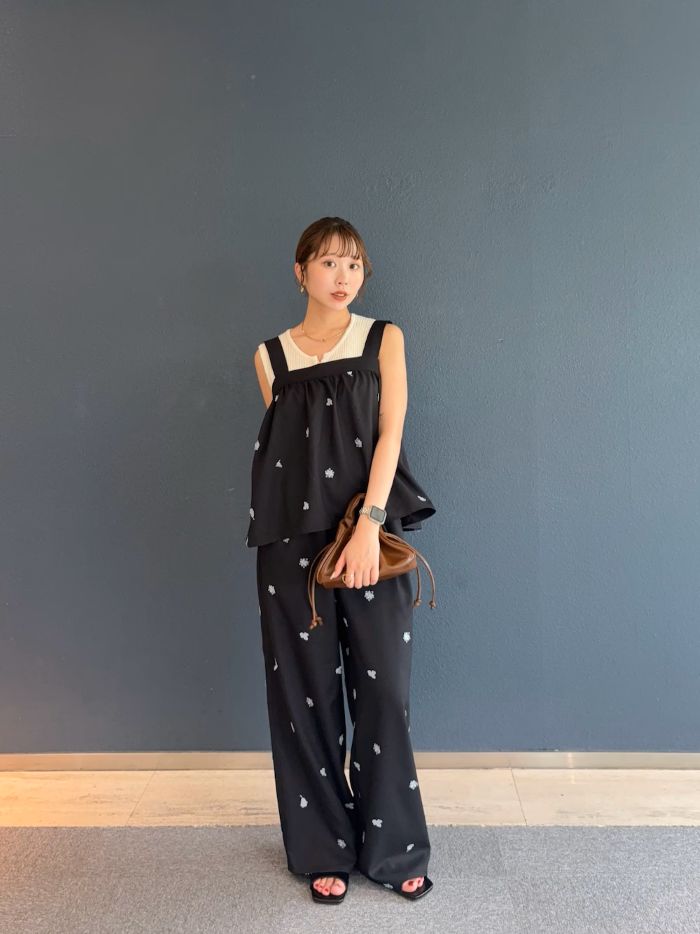 刺繍が可愛い新作のビスチェとスラックスを使ってコーデを組みました。

セットで着るとサロペット風にも着れます！単体で使っても簡単にお洒落見えするのでとってもおすすめです〜。