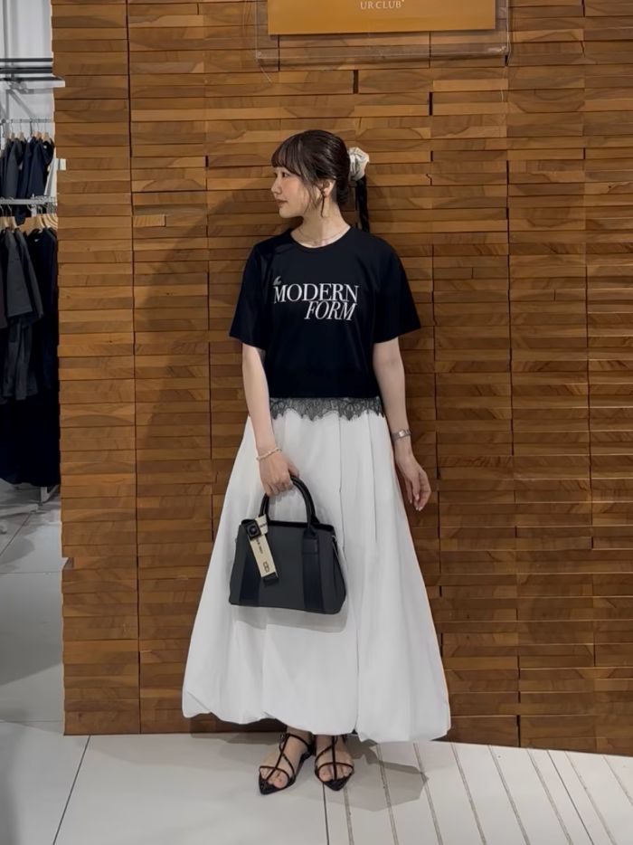 トップスは、裾のレースがポイントのロゴTシャツです！
レースが少し上品な印象をプラスしてくれます。