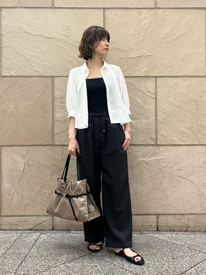 人気のパンツに新色です！
チャコールでオンオフで使いやすく大人気！
2色買いもアリ◎⁡
⁡
VIOLAd'oroより新しいナイロンバックが登場！
こちらちゃんとA4が入りました◎
お仕事用でお探しの方おすすめです〜
⁡
トップスは艶感が綺麗！
前を開けて着るのも可愛いです♪