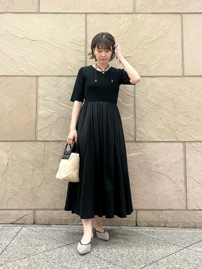 フィット＆フレアシルエットで自然なスタイルアップを叶える2WAYドッキングワンピース。
前後で異なるネックデザインが楽しめ、一枚でもレイヤードでも上品に着映える一着です。