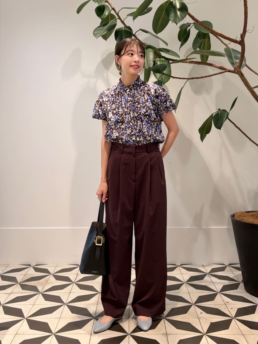 身長165㎝　小花柄を散りばめた上品で華やかな〈Ballsey〉のブラウス。
パフスリーブや首元のフリルがフェミニンな印象に。

甘くなりすぎないよう、ボトムスは落ち感のあるスラックスですっきりと。
今季らしいブラウン×ライトブルーの組み合わせがおすすめです。