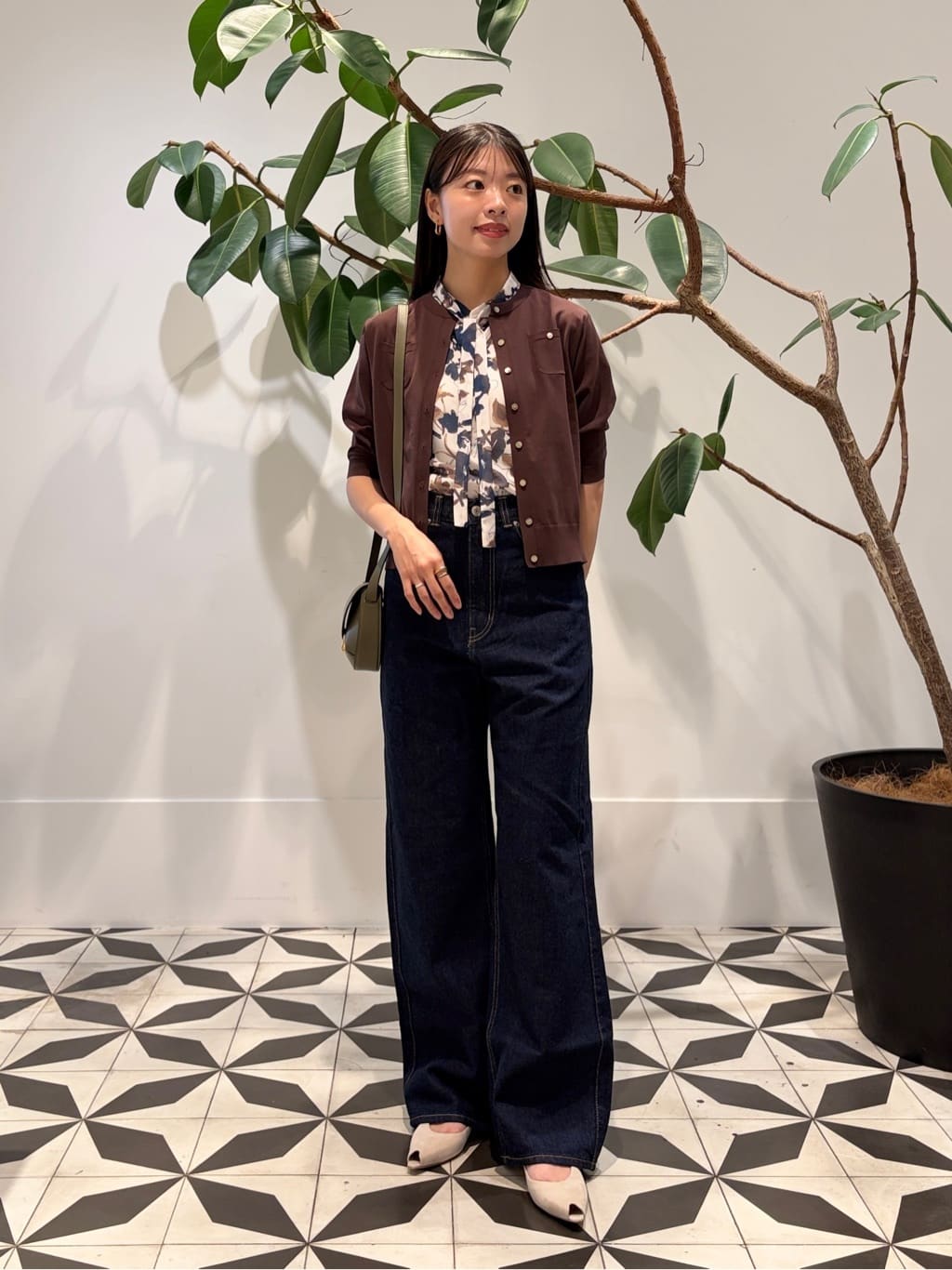 身長165㎝　シックなカラーのフラワープリントが印象的な〈TOMORROWLAND collection〉のブラウスを大人カジュアルにスタイリング。

〈CABaN〉のカーディガンは軽やかで、ストレッチが効いており、真夏の羽織りにぴったりです。
コンパクトなのでワイドパンツやスカートなど、ボトムスを問わず合わせていただけます。
ブラウンは、今時期から初秋までお楽しみいただけるおすすめカラーです。

