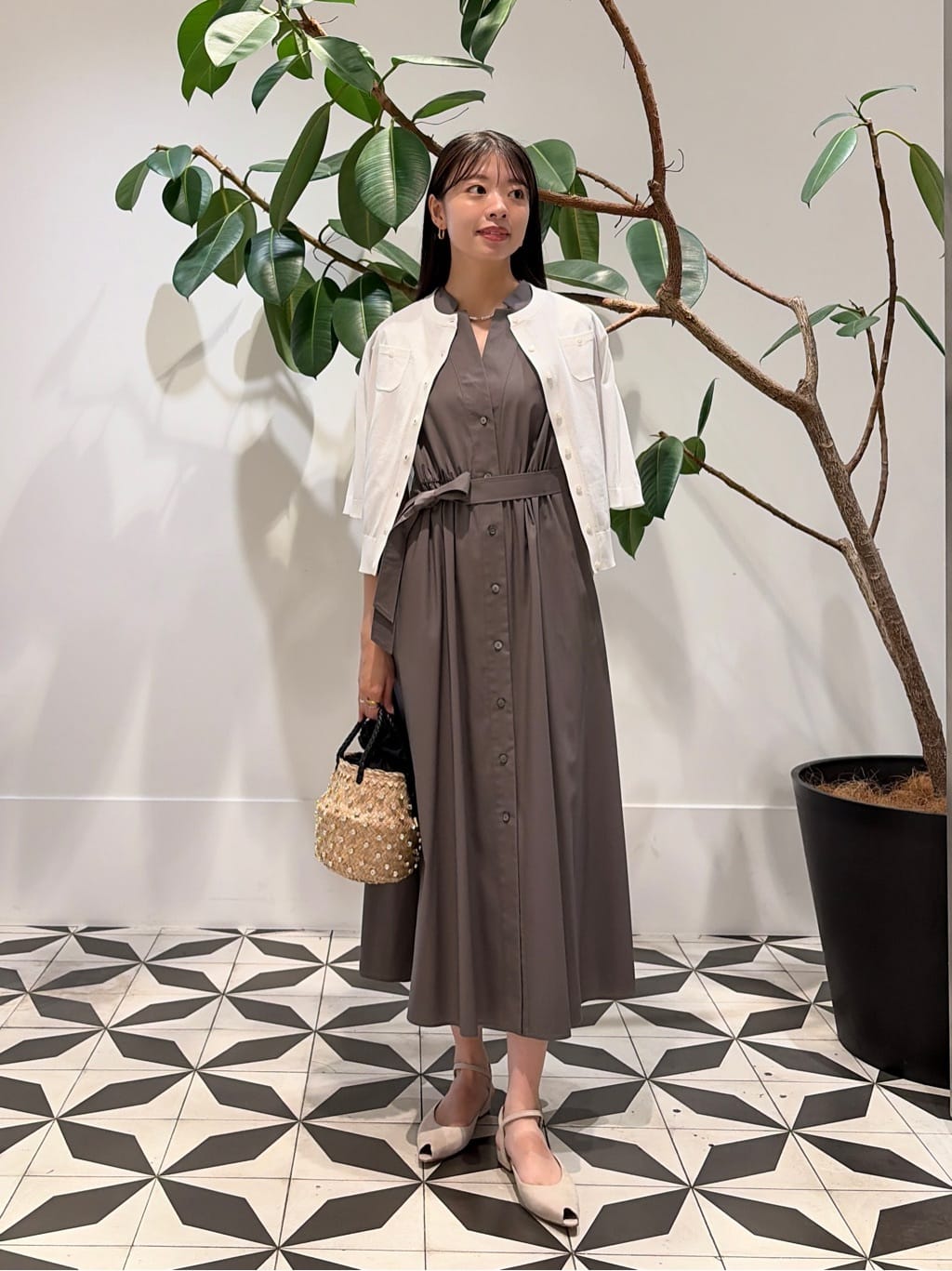 身長165㎝　〈Ballsey〉のワンピースは、さらりとした肌触りが心地よく、適度なハリ感があるため上品な印象で着用いただけます。
ベルトでウエストマークする、メリハリをつけた着こなしがおすすめです。
長いシーズンお楽しみいただけるグレーを選びました。

〈CABaN〉のカーディガンは、クーラー避けやさらっと羽織る一枚にぴったりです。
