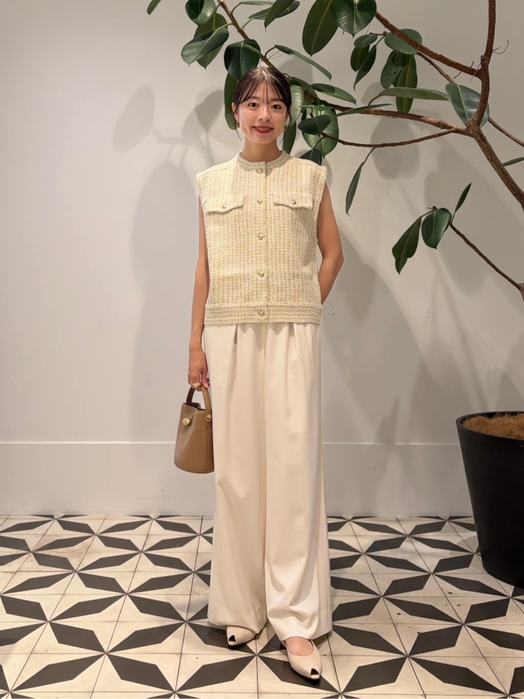 身長165㎝　〈Ballsey〉ミックスツイード ショートベストは、3種類の糸で編み上げた奥行きのあるチェック柄が魅力。
フラップポケット風のデザインや、メタルボタンがアクセントに。

カットソーやブラウスと合わせたレイヤードスタイルはもちろん、今時期は一枚で着用するのもおすすめです。
ワントーンでまとめ、エレガントな雰囲気に仕上げました。

