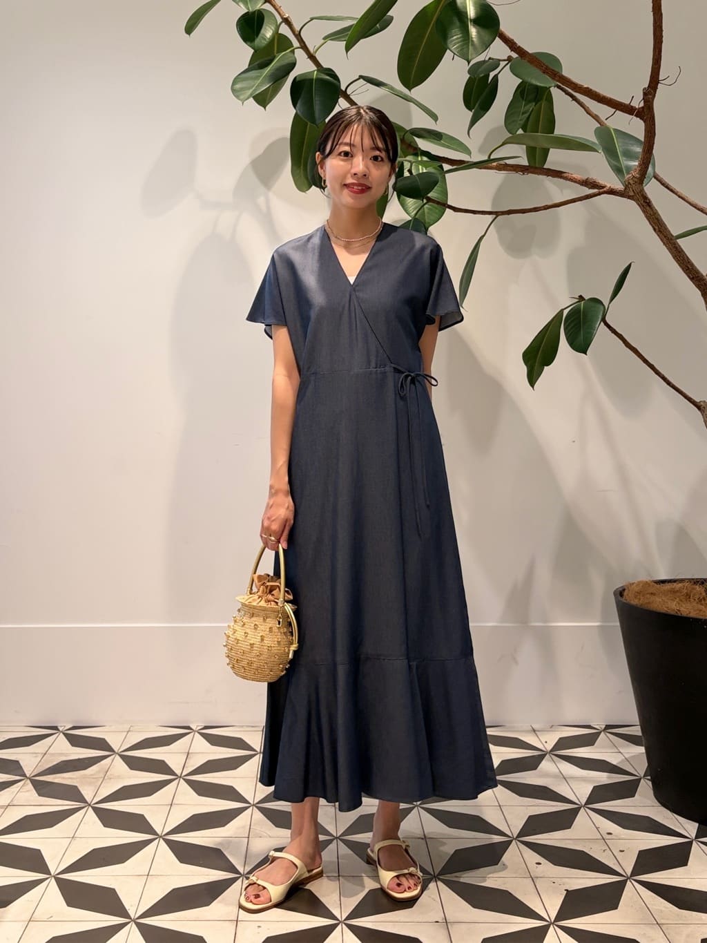 身長165㎝　デニムライクな〈Ballsey〉のワンピースは、柔らかい風合いとほど良いドレープ感が特徴。
首元がすっきり見えるカシュクール風のデザインと、裾の切り替えから生まれる動きが女性らしさを演出します。

身体のラインを拾いすぎず、二の腕など気になるところを隠してくれるのも嬉しいポイント。

デイリーからリゾートシーンまで、幅広いシーンにおすすめ。
小物で華やかさをプラスしました。