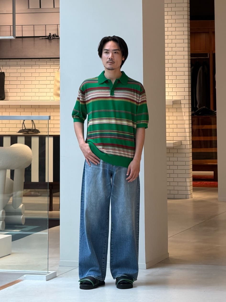 身長175㎝　〈CABaN〉のコットンカシミヤ マルチボーダー ポロプルオーバーはコットンのさらっとした肌触りにカシミヤの柔らかさをプラスし、軽さがありながらもほど良い温かみのある一着です。
