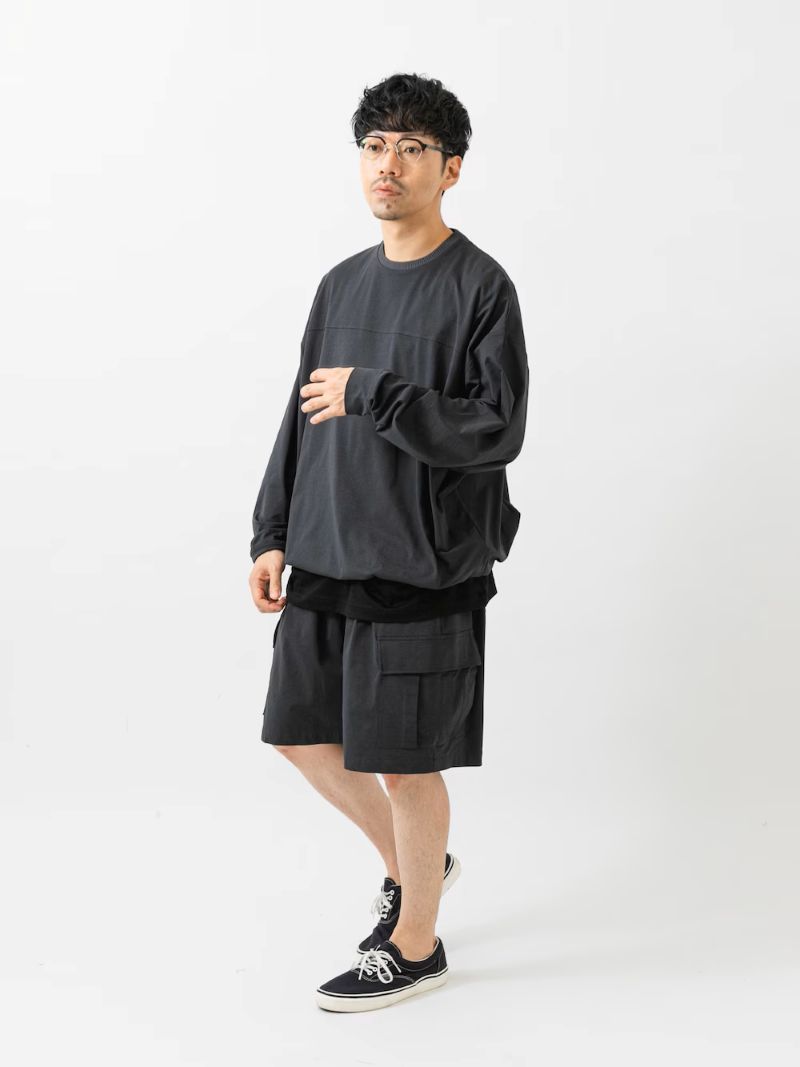 ロングスリーブの裾を絞ってインナーを見せたレイヤードスタイルでショーツと合わせました。
中に着たノースリーブは差し色として見えるようにXLで大きいサイズを選びました。