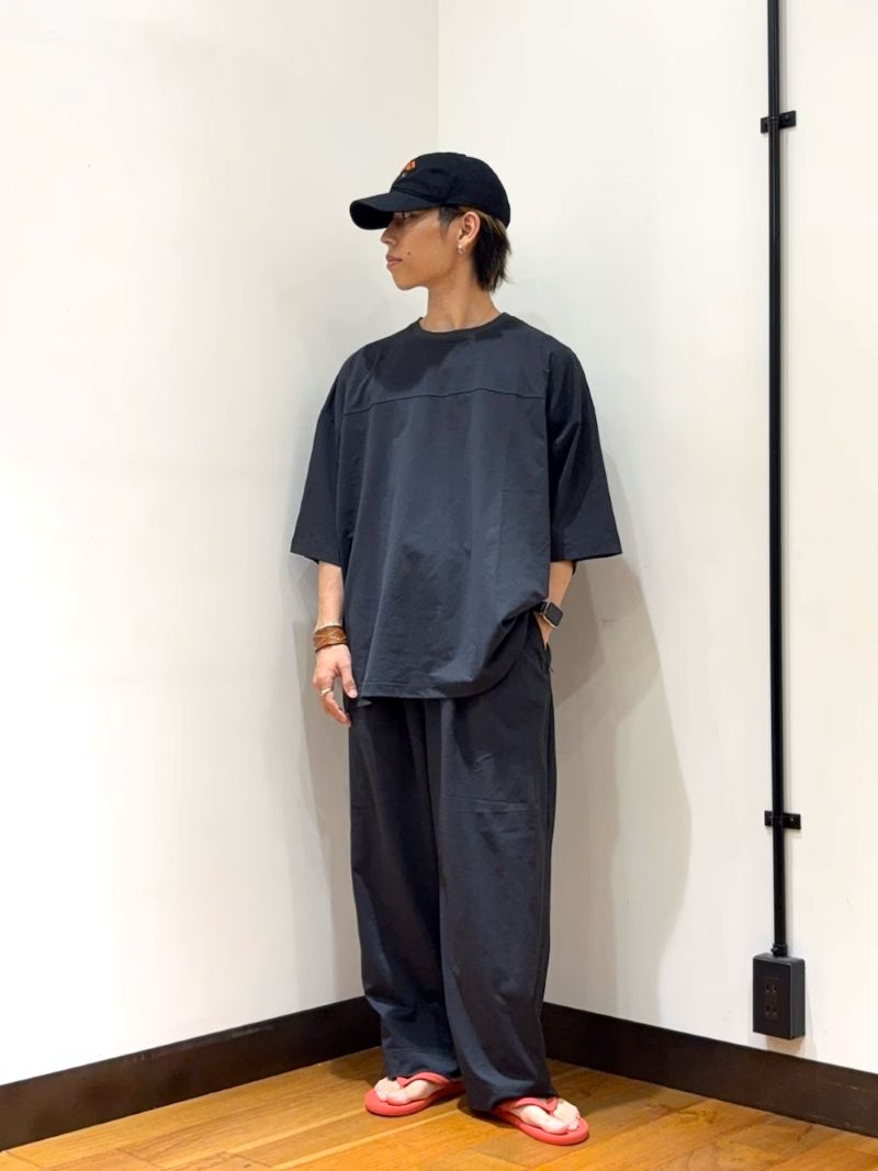 気温が高い時期を涼やかに乗り切るための、頼もしい半袖カットソーが登場しました。
昨年よりもさらに改良を加えた特別な生地を用いており、汗を素早く吸い上げ、常にサラサラとした心地よい肌触りを保ちます。
肌あたりはサラサラでひんやりして真夏でも快適です。