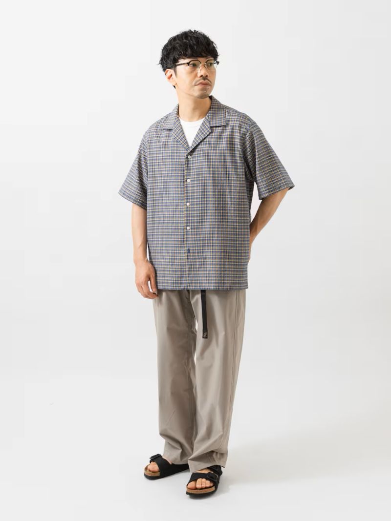 サラサラな着心地にこだわったチェック柄のシャツに別注グラミチのキレイめ見えテックパンツを合わせたサンダルスタイル。

カラーはブルーとイエローの細かなチェックに色のトーンを合わせたベージュを合わせました。