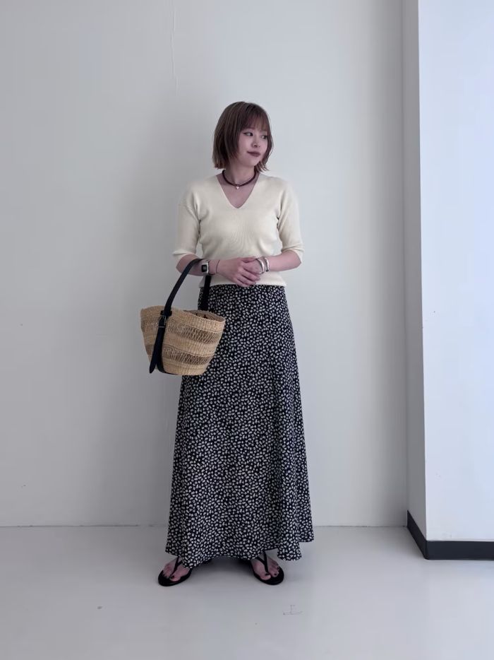 小花柄と美しい落ち感がエレガントに揺れる、フラワープリントバイアススカート。
ヒップ周りをすっきりとスマートに仕立てた絶妙なシルエットは、上品な縦ラインを強調しながらも女性らしさを引き立ててくれます。